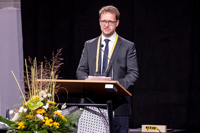 Der Vorsitzende der FPN Markus Gossmann eröffnet das Fachforum (Bild: Paul Klimek)